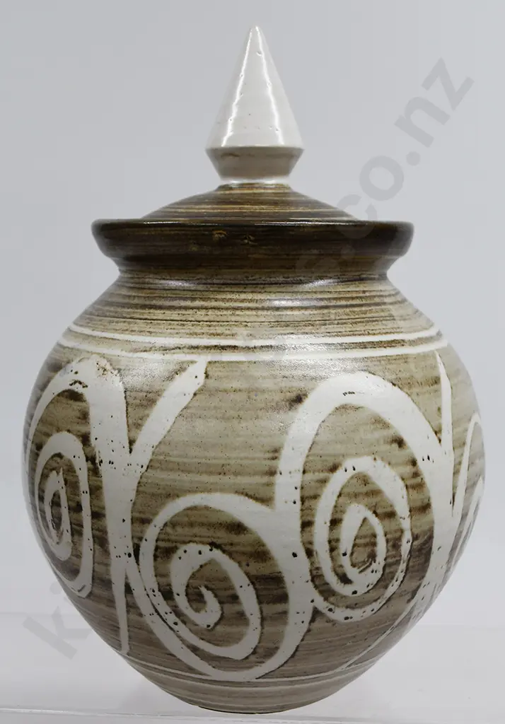 HANMER POTTERY LIDDED STORAGE CONTAINER Image 1++