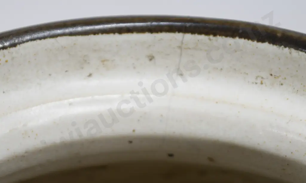 HANMER POTTERY LIDDED STORAGE CONTAINER Image 1++