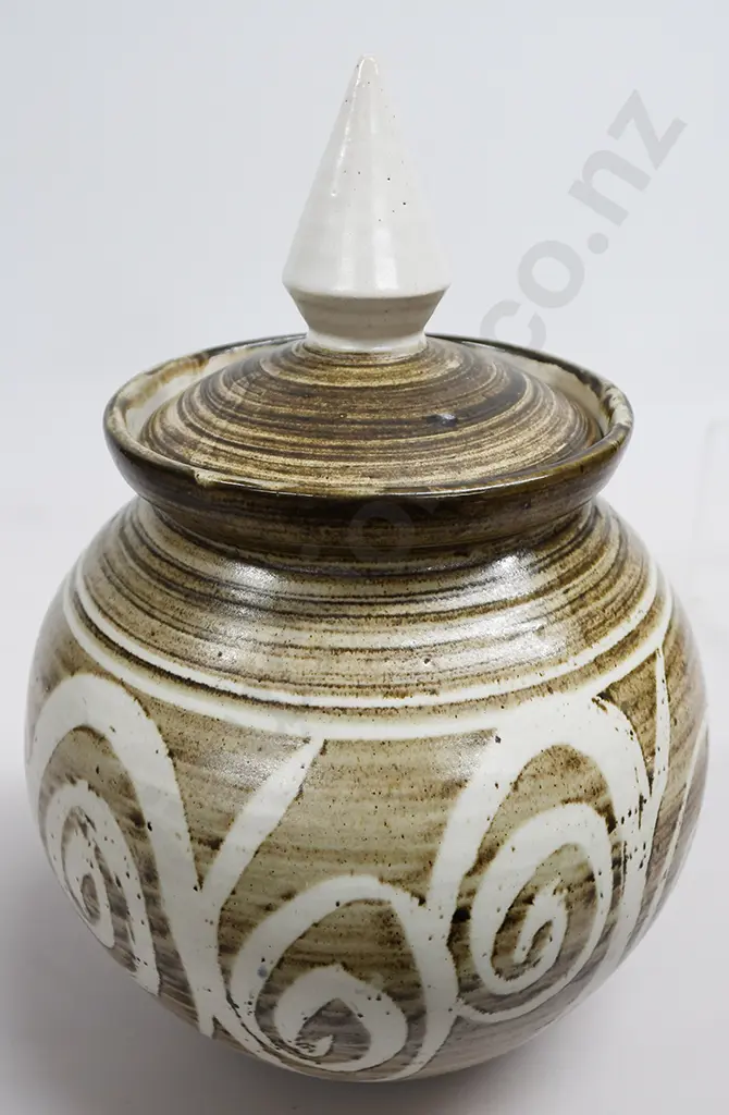 HANMER POTTERY LIDDED STORAGE CONTAINER Image 1++