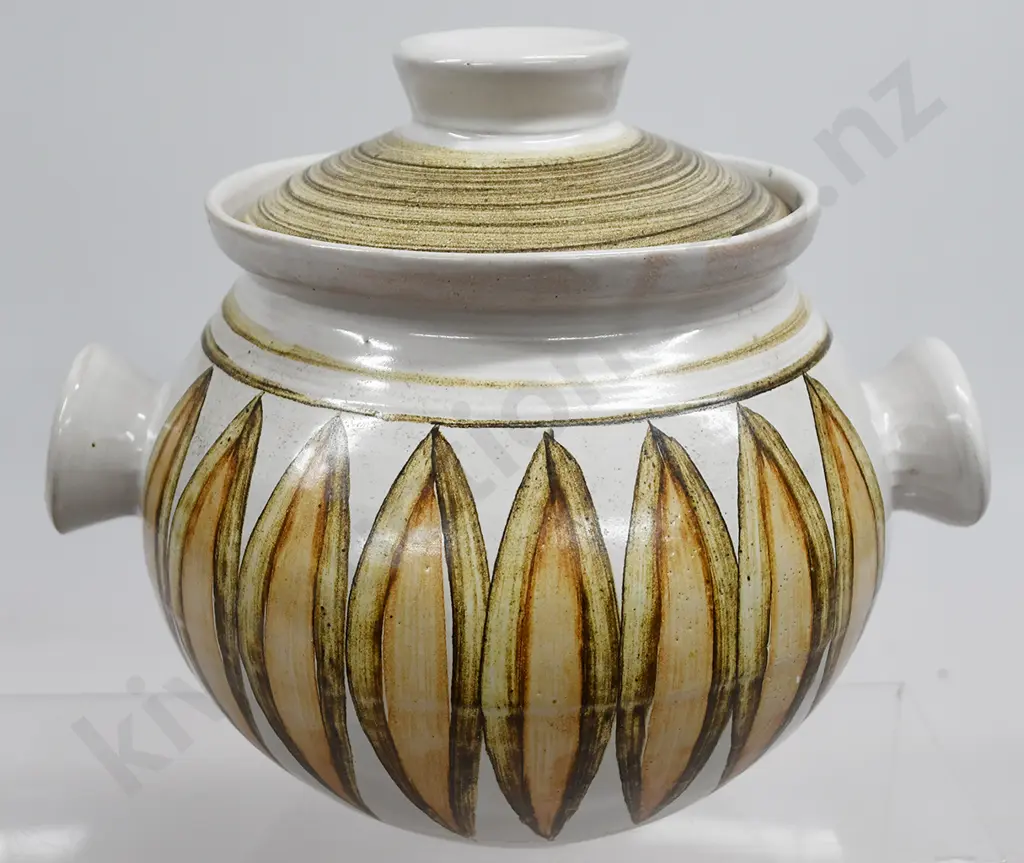 HANMER POTTERY LIDDED CASSEROLE Image 1++