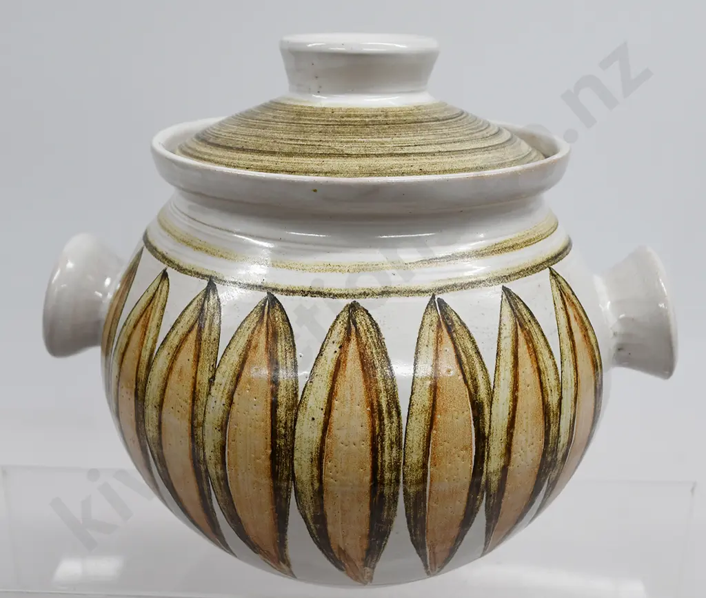 HANMER POTTERY LIDDED CASSEROLE Image 1++