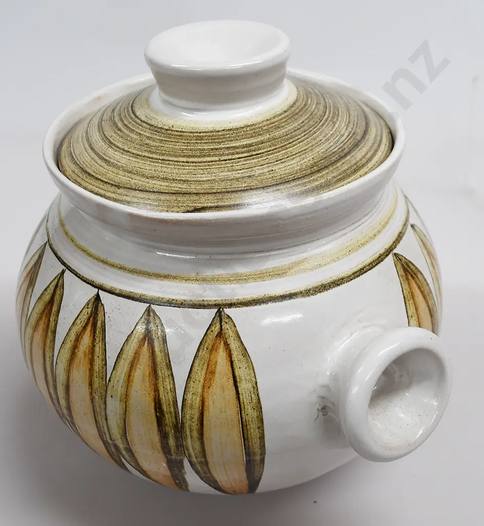 HANMER POTTERY LIDDED CASSEROLE Image 1++