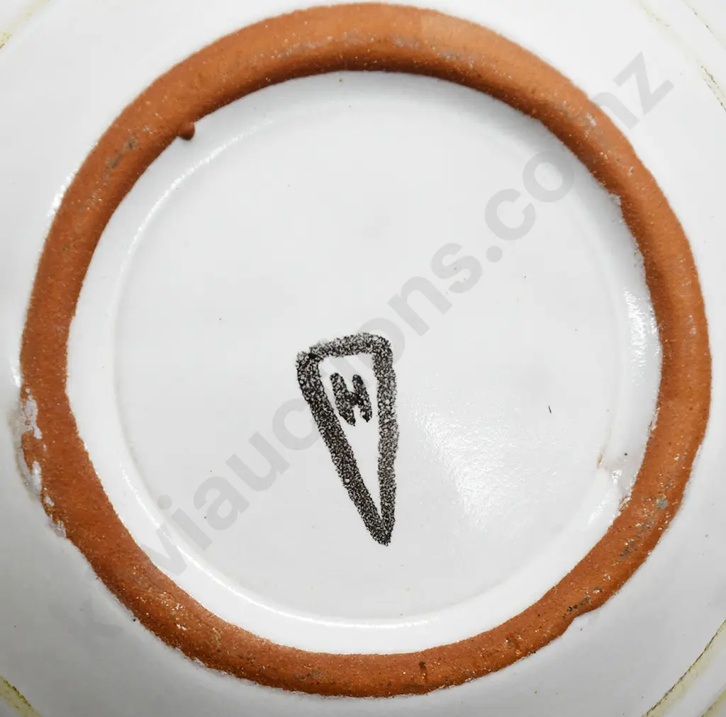 HANMER POTTERY LIDDED CASSEROLE Image 1++
