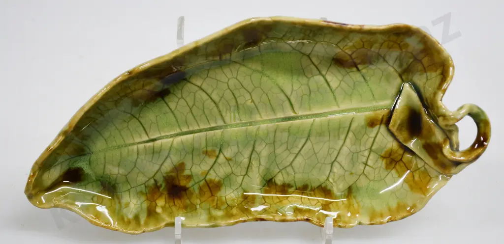 MOLLE’ POTTERY LEAF DISH Image 1++