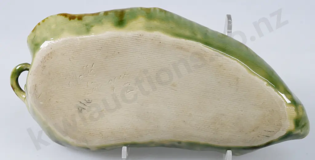 MOLLE’ POTTERY LEAF DISH Image 1++