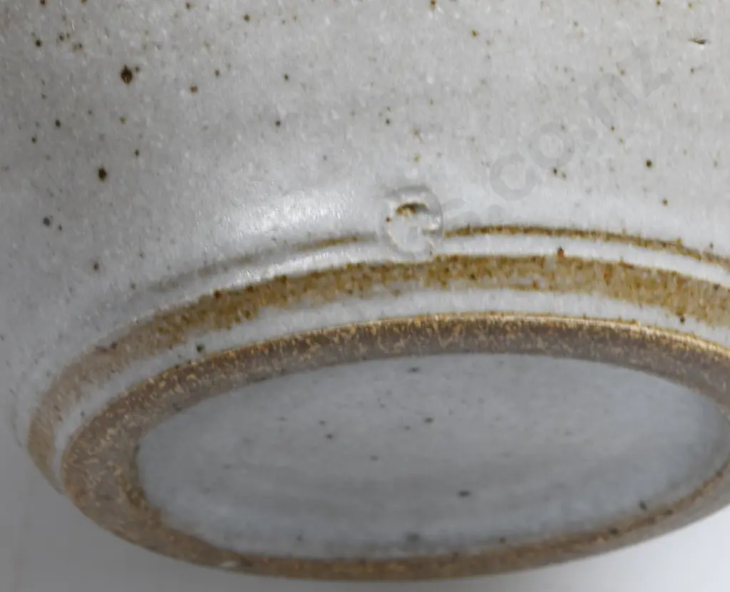 NEIL GRANT NZ POTTERY VASE Image 1++