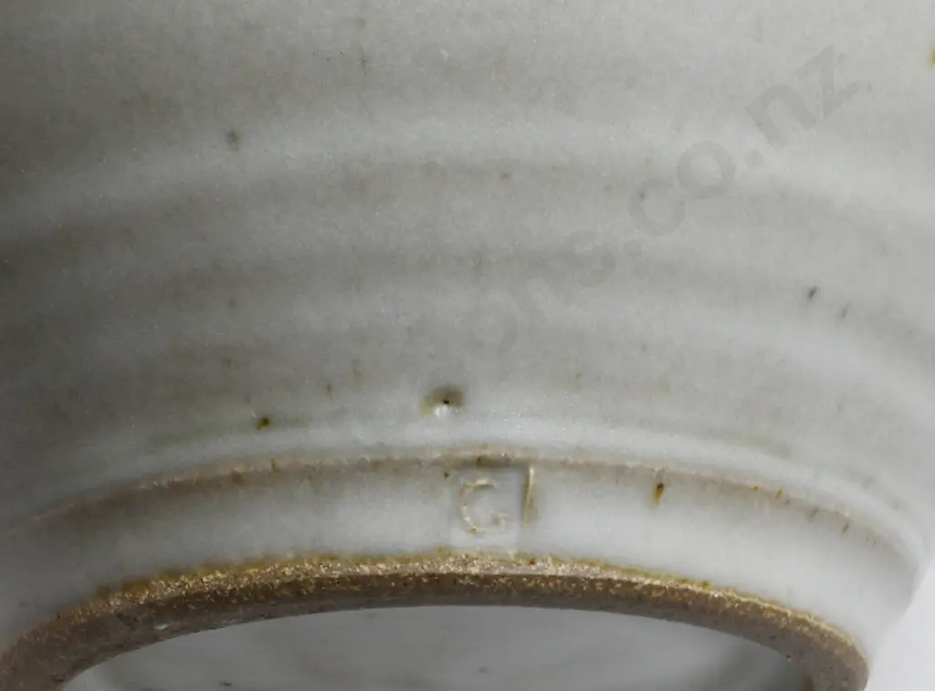 NEIL GRANT NZ POTTERY VASE Image 1++