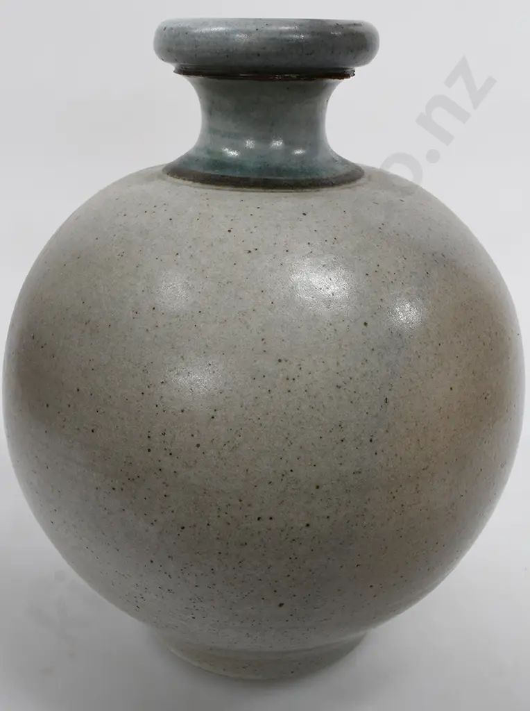 NEIL GRANT NZ POTTERY VASE Image 1++