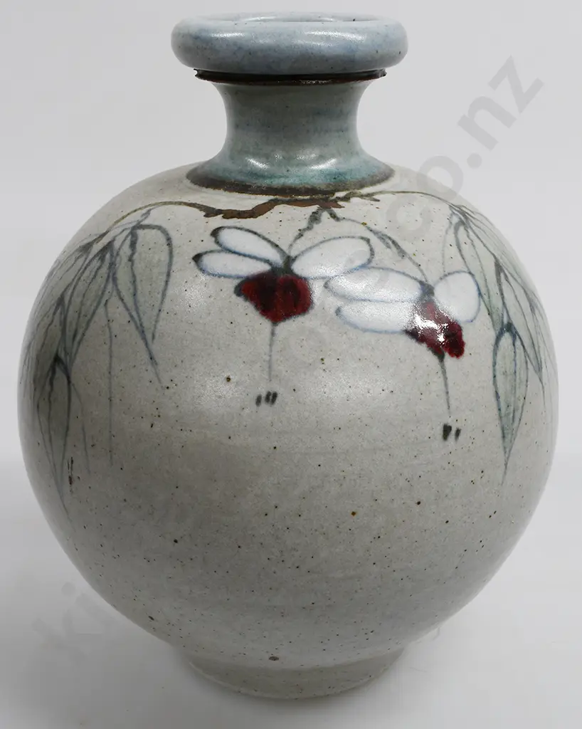 NEIL GRANT NZ POTTERY VASE Image 1++