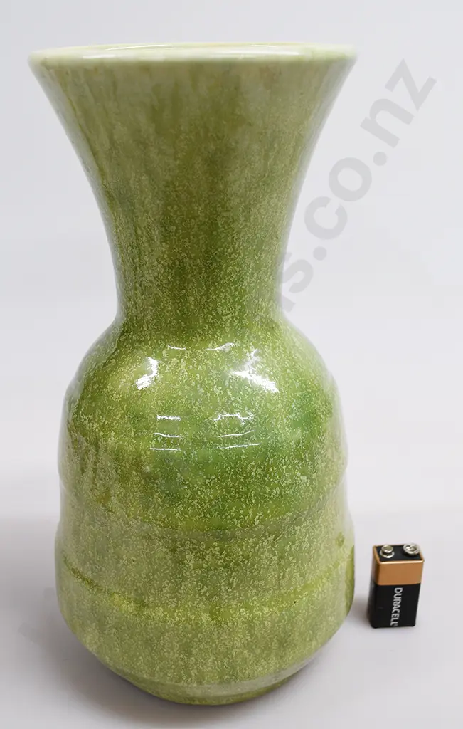 CROWN LYNN GLADIOLA VASE NUMBER 86 Image 1++