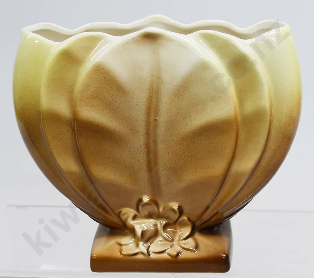 TITIAN PUKA LEAF VASE Image 1++