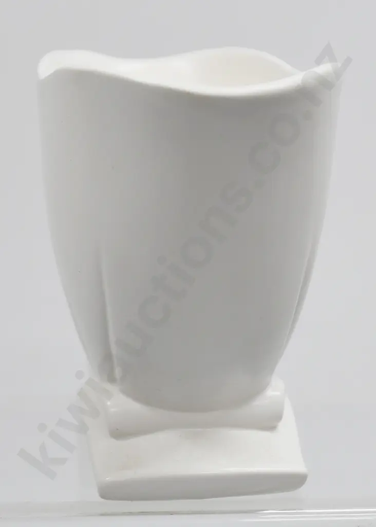 CROWN LYNN SMALL BRIDGE FOOTED VASE Image 1++