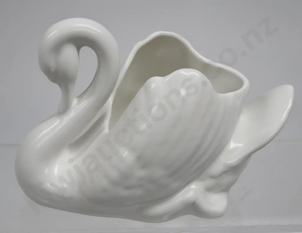 CROWN LYNN SMALL SWAN Image 1++