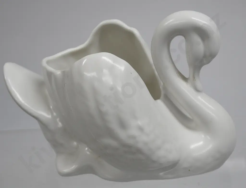 CROWN LYNN SMALL SWAN Image 1++