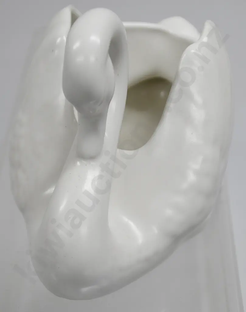 CROWN LYNN SMALL SWAN Image 1++