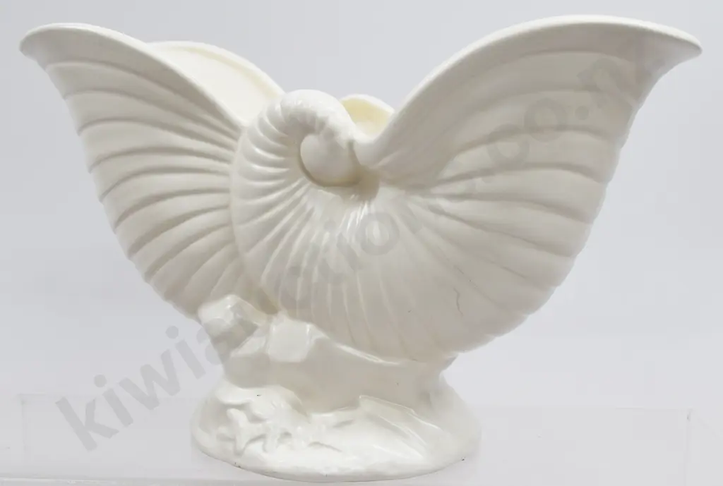 CROWN LYNN NAUTILUS DOUBLE SHELL VASE NUMBER 550 Image 1++