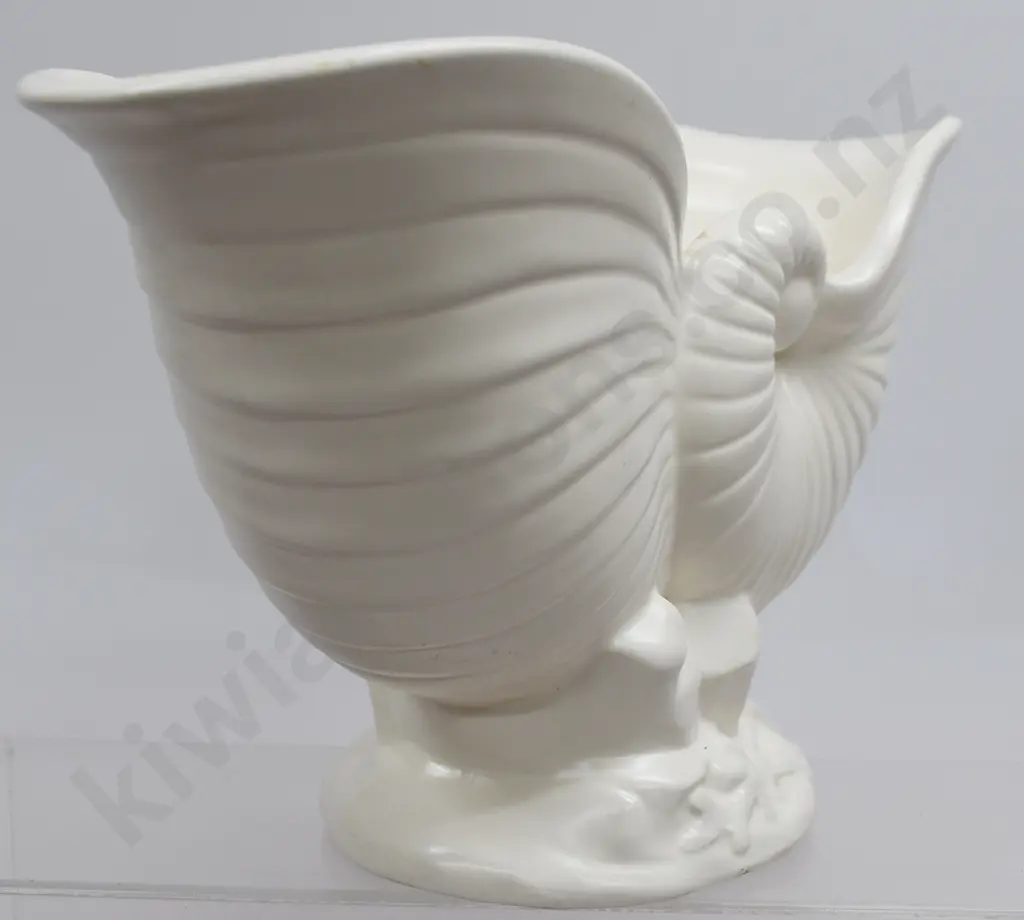 CROWN LYNN NAUTILUS DOUBLE SHELL VASE NUMBER 550 Image 1++