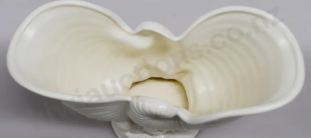 CROWN LYNN NAUTILUS DOUBLE SHELL VASE NUMBER 550 Image 1++