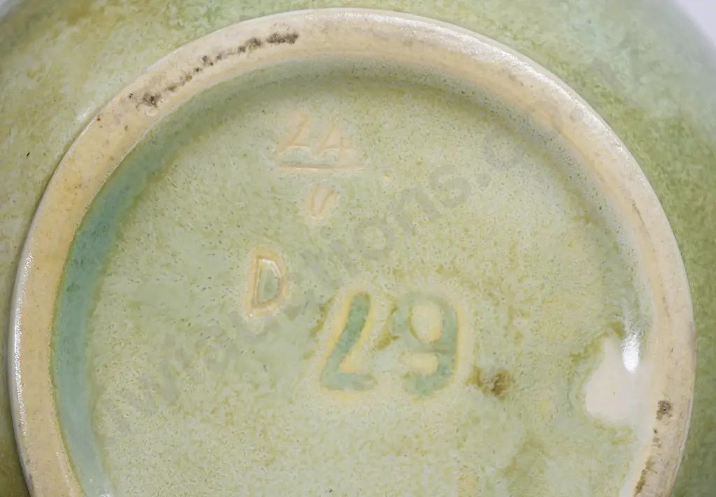 CROWN LYNN VASE NUMBER 67 Image 1++