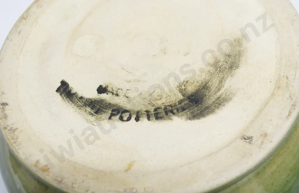TIMARU POTTERIES VASE Image 1++