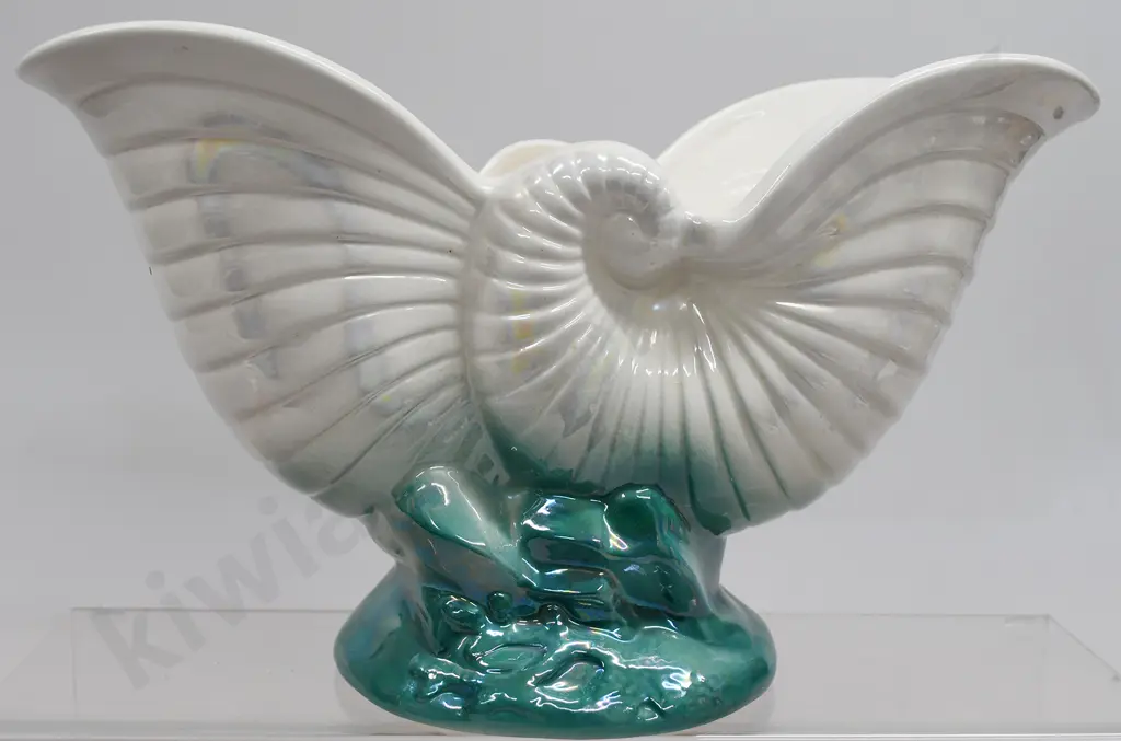 CROWN LYNN NAUTILUS DOUBLE SHELL VASE NUMBER 550 Image 1++