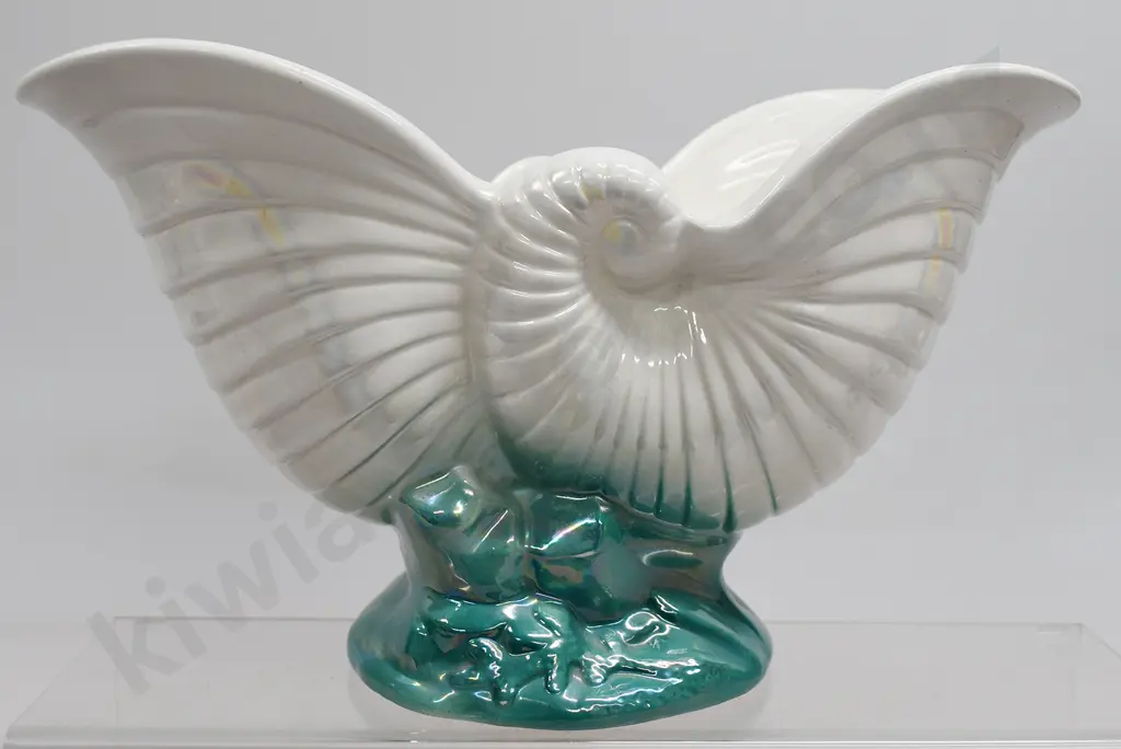 CROWN LYNN NAUTILUS DOUBLE SHELL VASE NUMBER 550 Image 1++