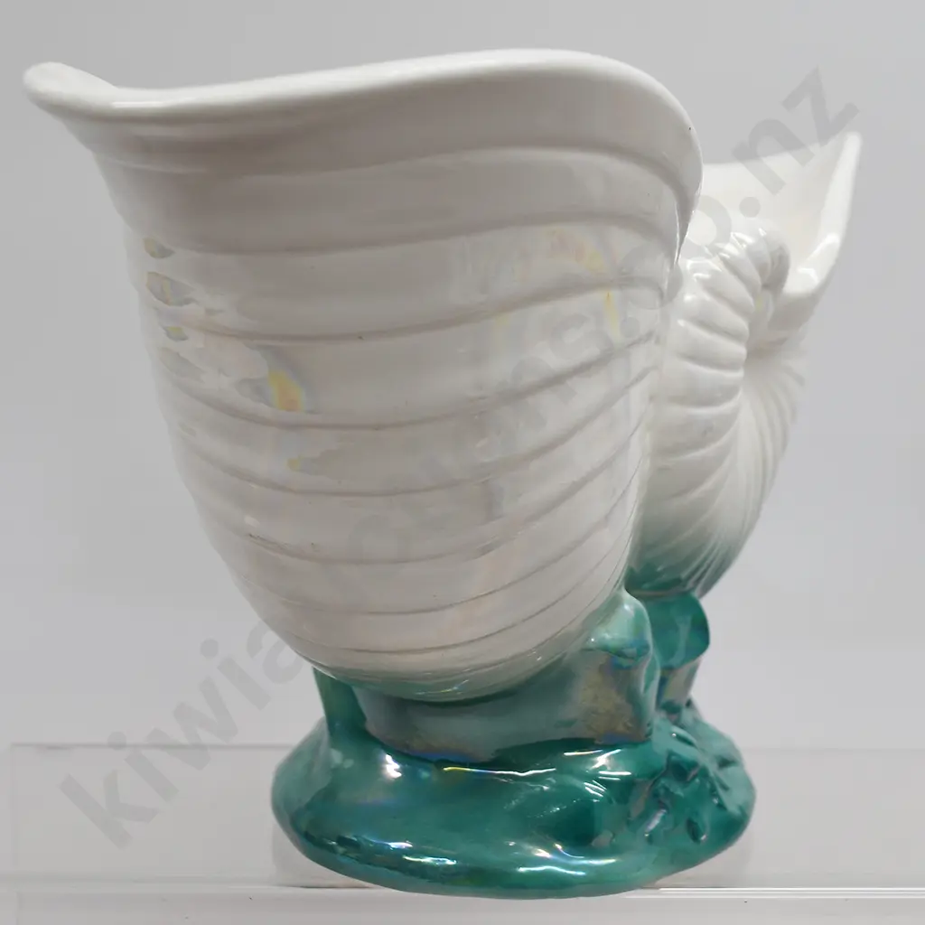 CROWN LYNN NAUTILUS DOUBLE SHELL VASE NUMBER 550 Image 1++