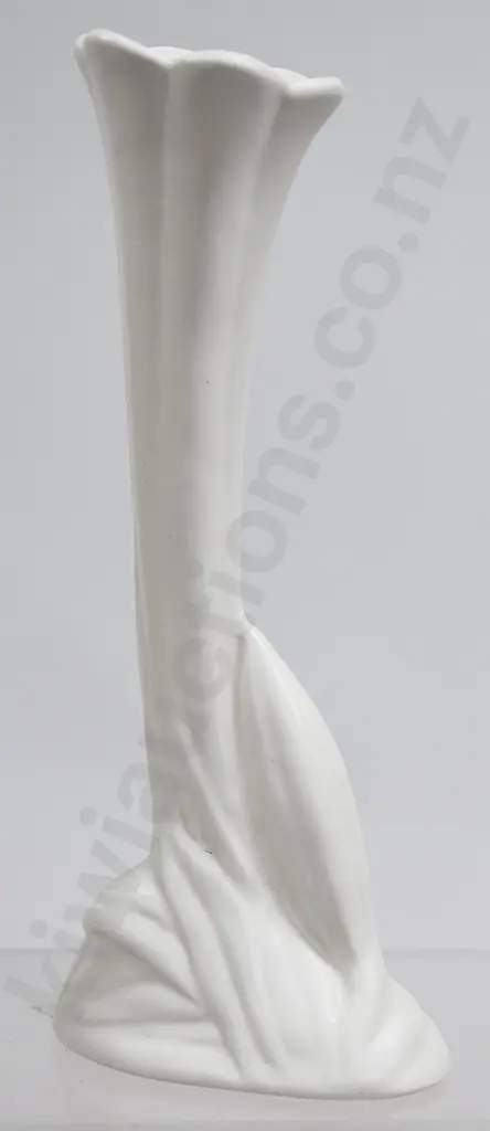 CROWN LYNN FLOWER BUD VASE NUMBER 2005 Image 1++