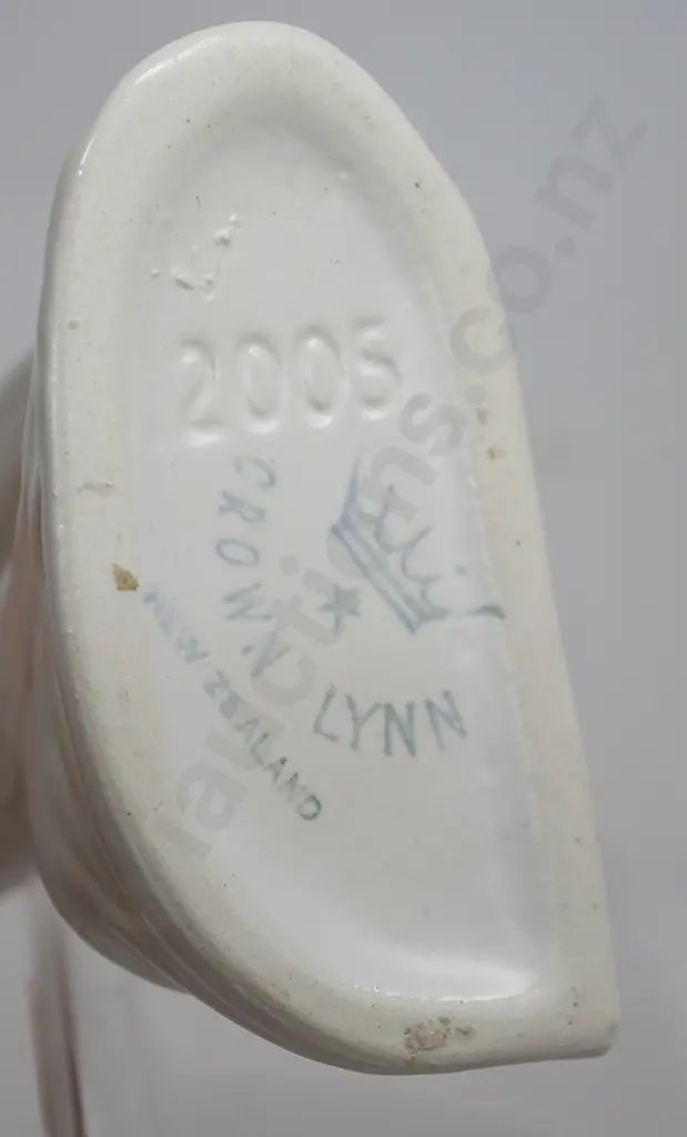 CROWN LYNN FLOWER BUD VASE NUMBER 2005 Image 1++