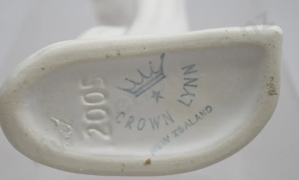 CROWN LYNN FLOWER BUD VASE NUMBER 2005 Image 1++