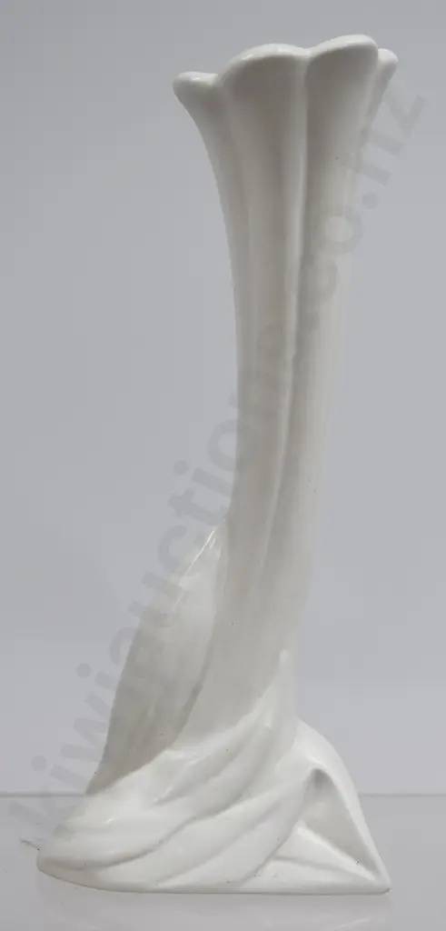 CROWN LYNN FLOWER BUD VASE NUMBER 2005 Image 1++