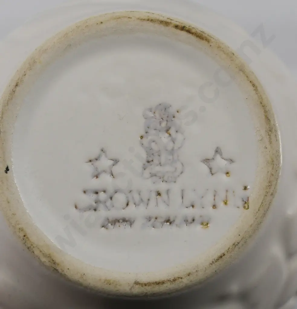 CROWN LYNN WHITE GLAZE MINI VASES NUMBERS 522, 527 Image 1++