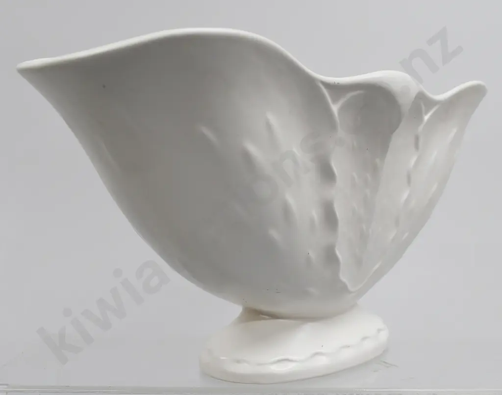 CROWN LYNN WIDE SPIKE PATTERN VASE, NUMBER 605 Image 1++