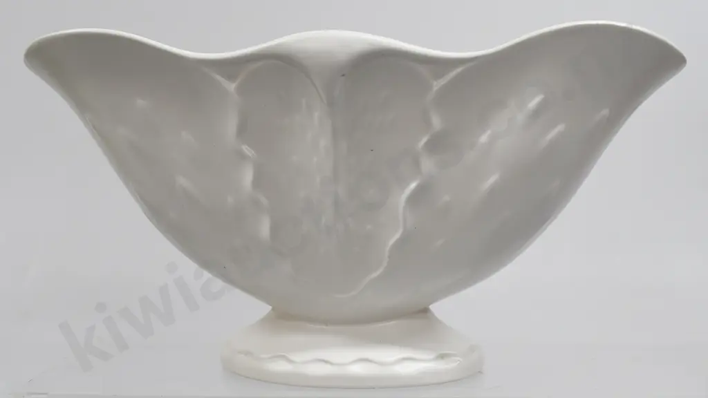 CROWN LYNN WIDE SPIKE PATTERN VASE, NUMBER 605 Image 1++