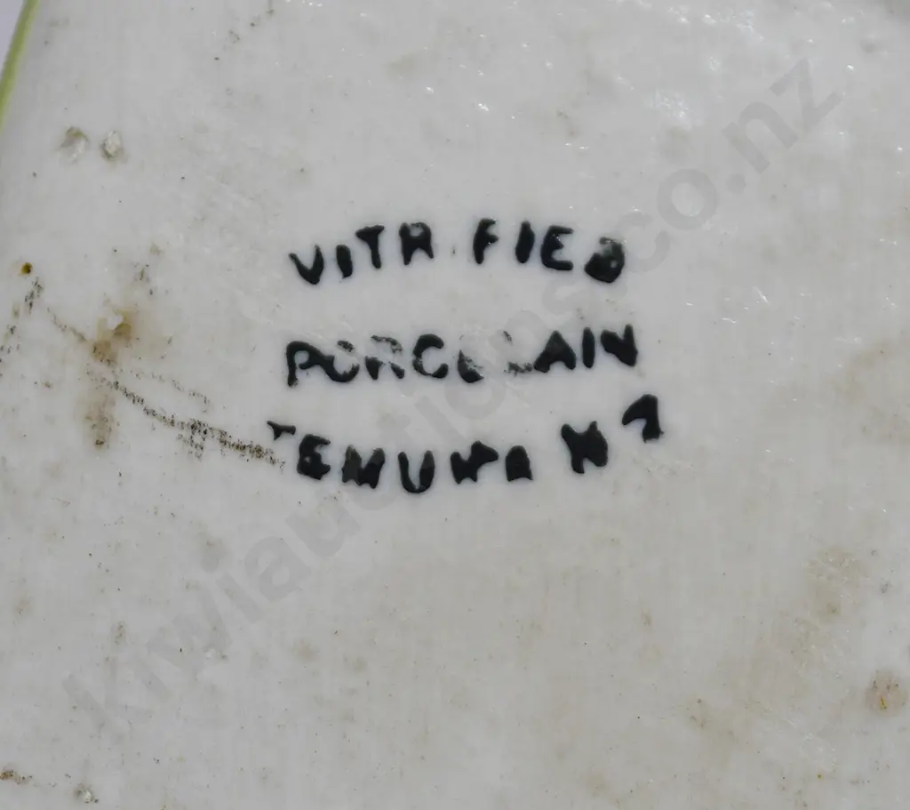 TEMUKA WARE LIGHT GREEN SHELL VASE Image 1++