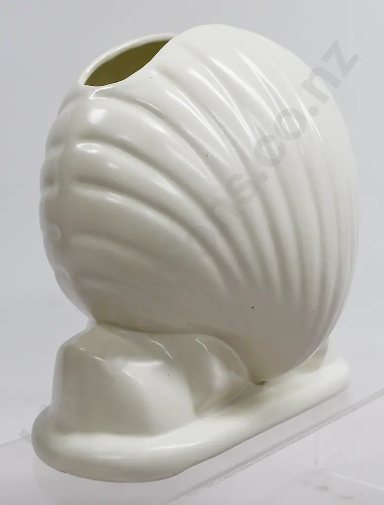 TEMUKA WARE CREAM WHITE SHELL VASE Image 1++