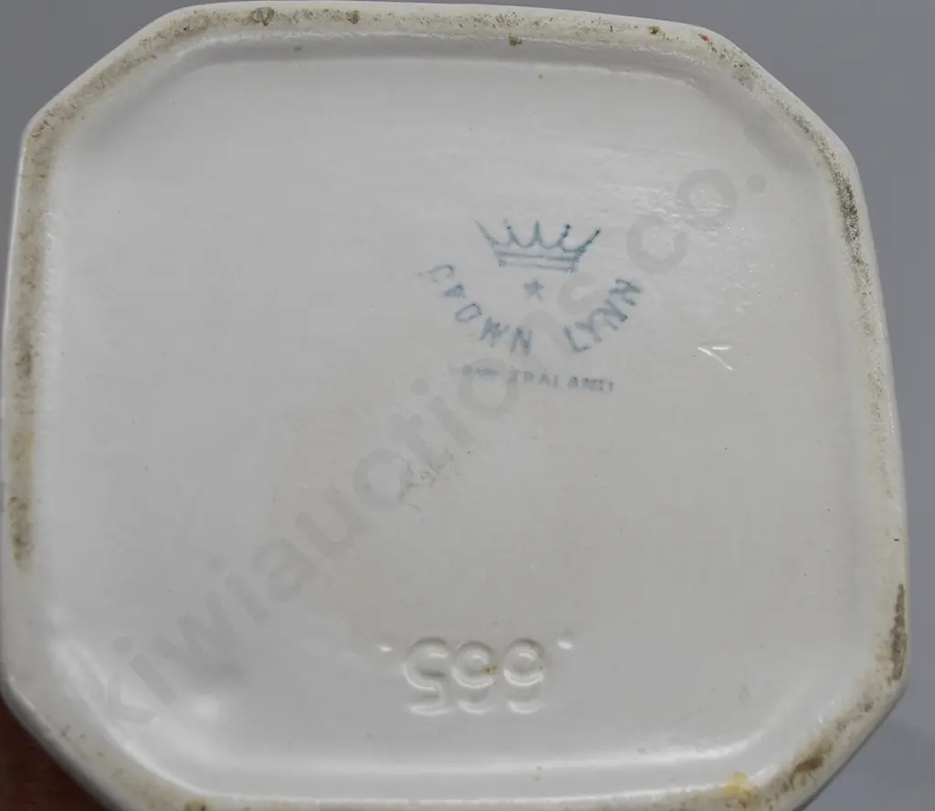 CROWN LYNN URN MANTLE VASE WITH SHELL EARS NUMBER 665 Image 1++