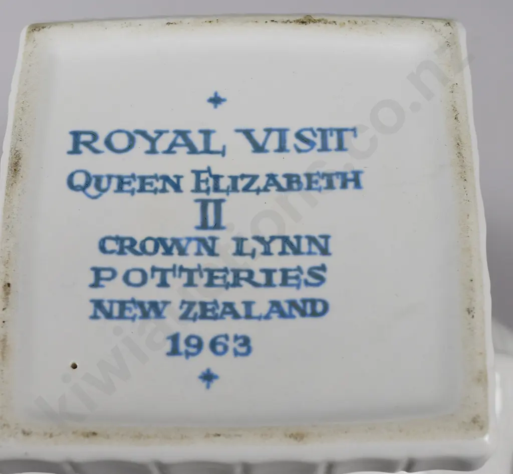 CROWN LYNN URN MADE FOR ROYAL VISIT 1963 Image 1++