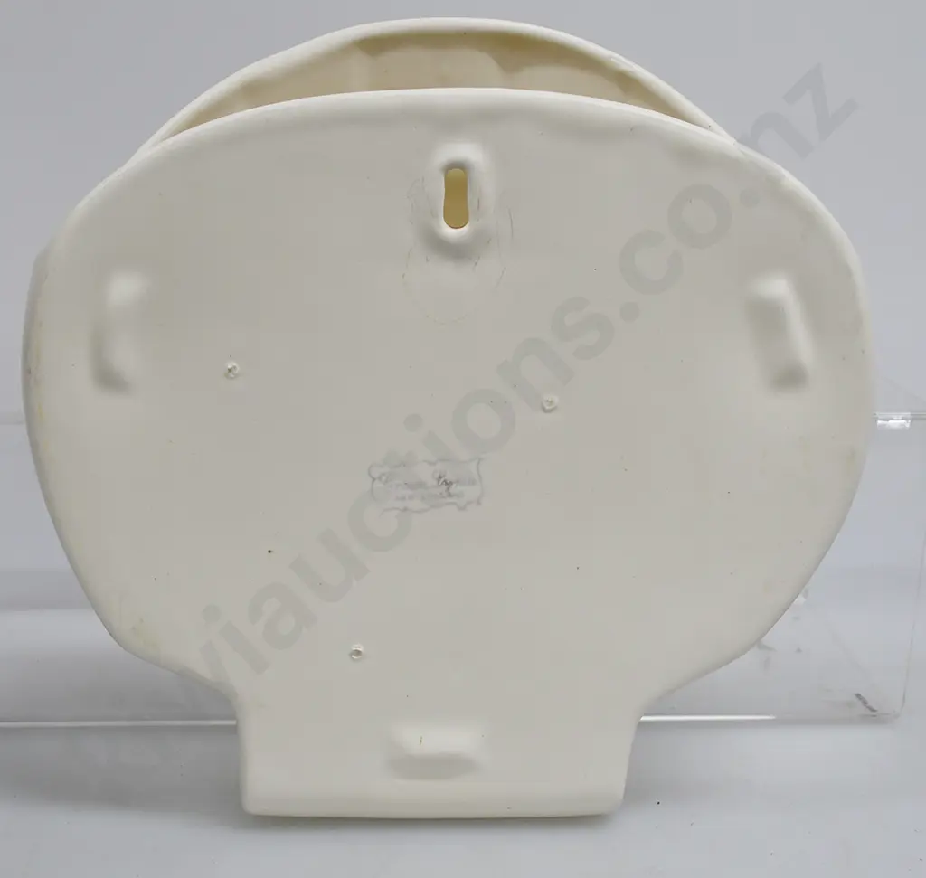 CROWN LYNN WALL POCKET SCALLOP SHELL Image 1++