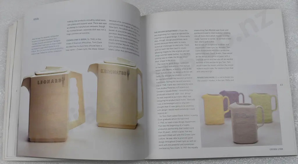 CROWN LYNN & NEW ZEALAND NEW ZEALAND BOOKS Image 1++