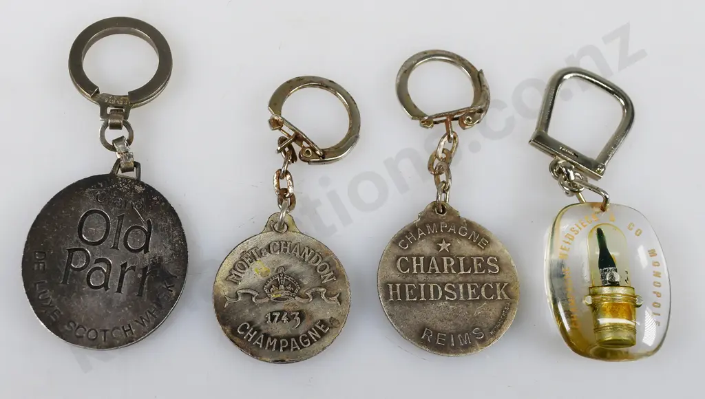 ASSORTED WHISKY COLLECTABLES Image 1++