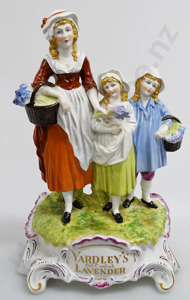 YARDLEY'S OLD ENGLISH LAVENDER FIGURINE Image 1++