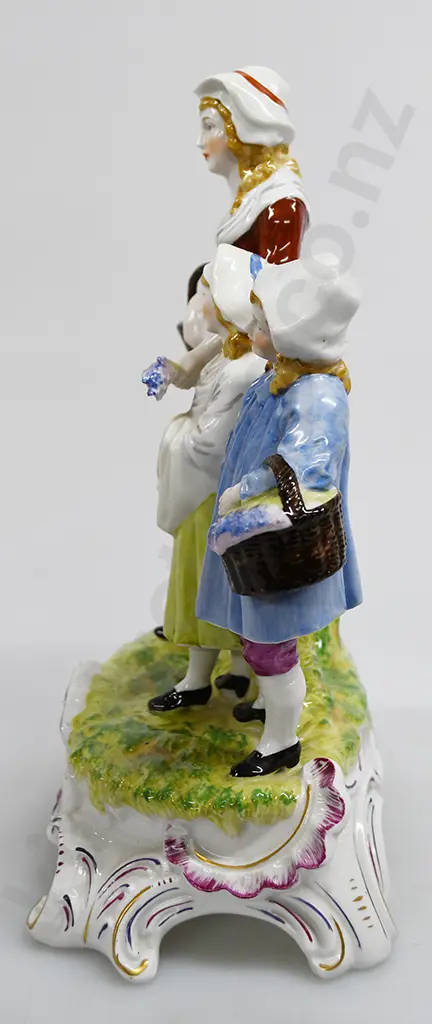 YARDLEY'S OLD ENGLISH LAVENDER FIGURINE Image 1++