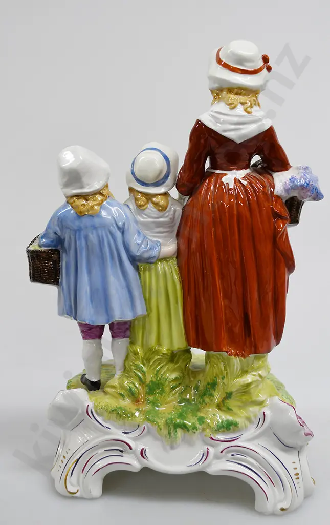 YARDLEY'S OLD ENGLISH LAVENDER FIGURINE Image 1++