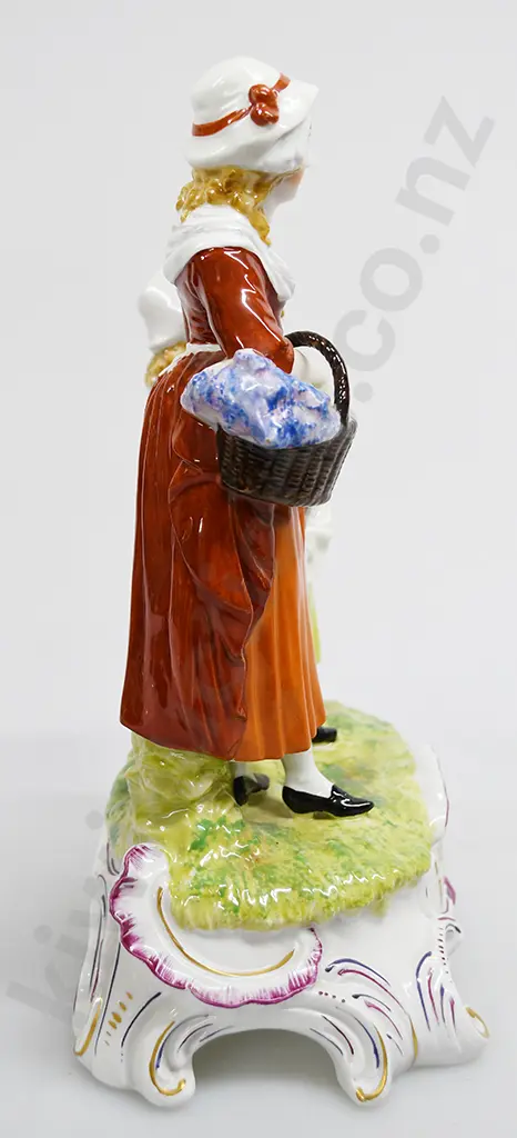 YARDLEY'S OLD ENGLISH LAVENDER FIGURINE Image 1++