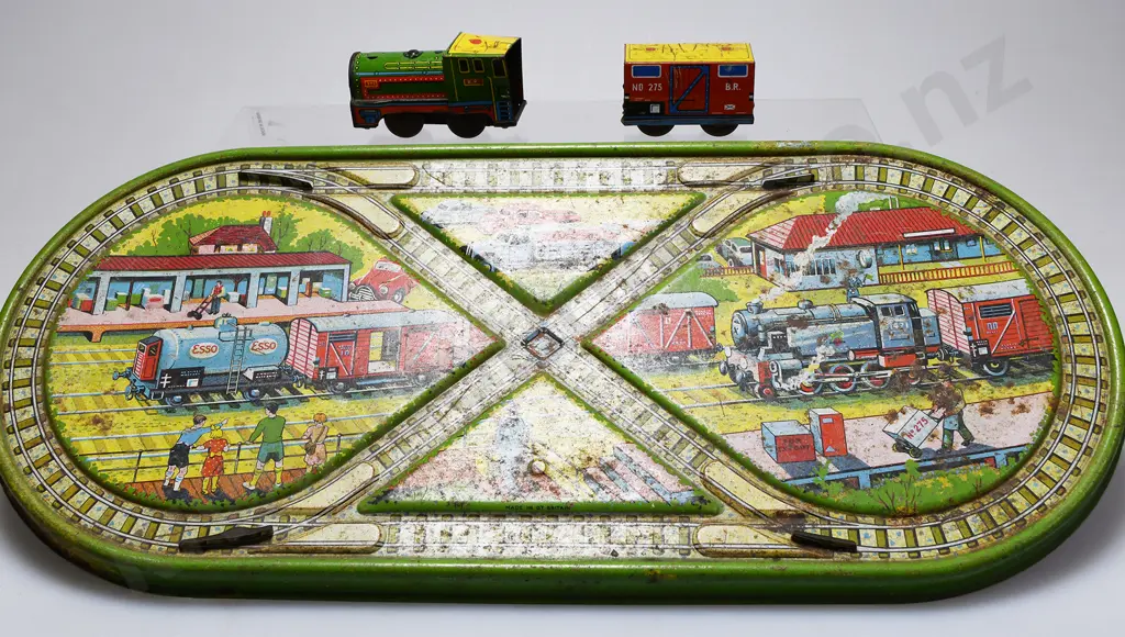VINTAGE TINPLATE WIND UP TRAIN SET Image 1++