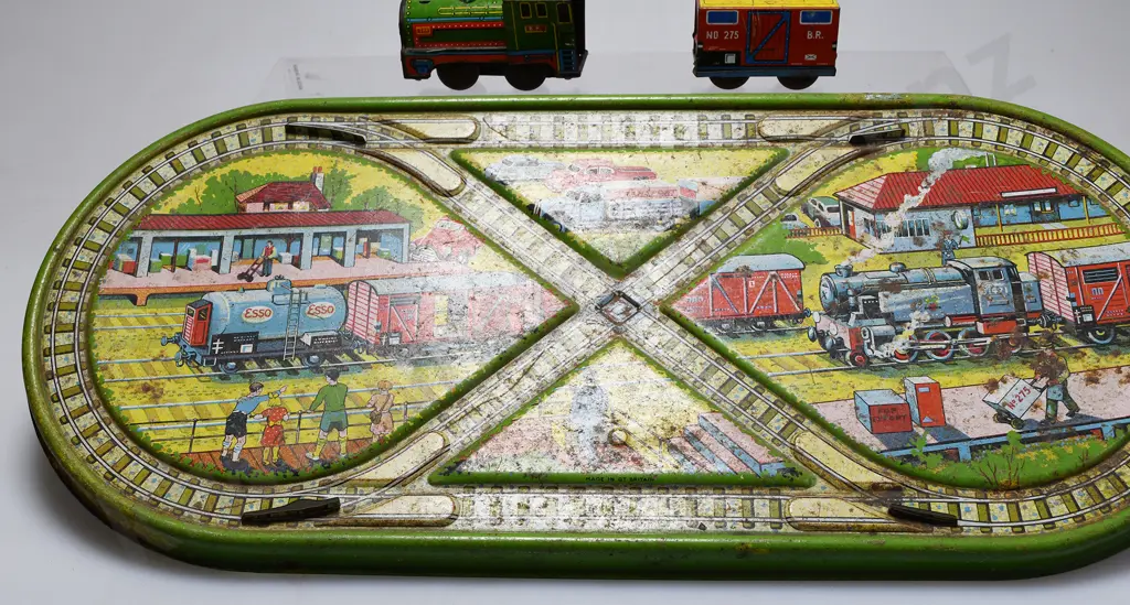 VINTAGE TINPLATE WIND UP TRAIN SET Image 1++