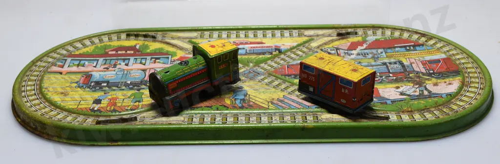VINTAGE TINPLATE WIND UP TRAIN SET Image 1++
