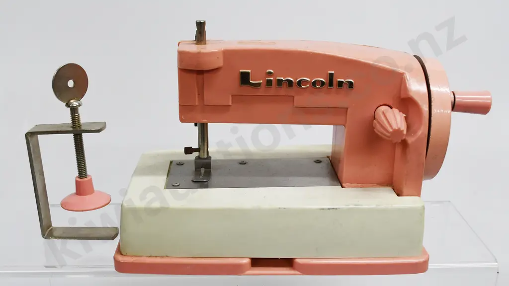 LINCOLN CHILDS TOY SEWING MACHINE Image 1++
