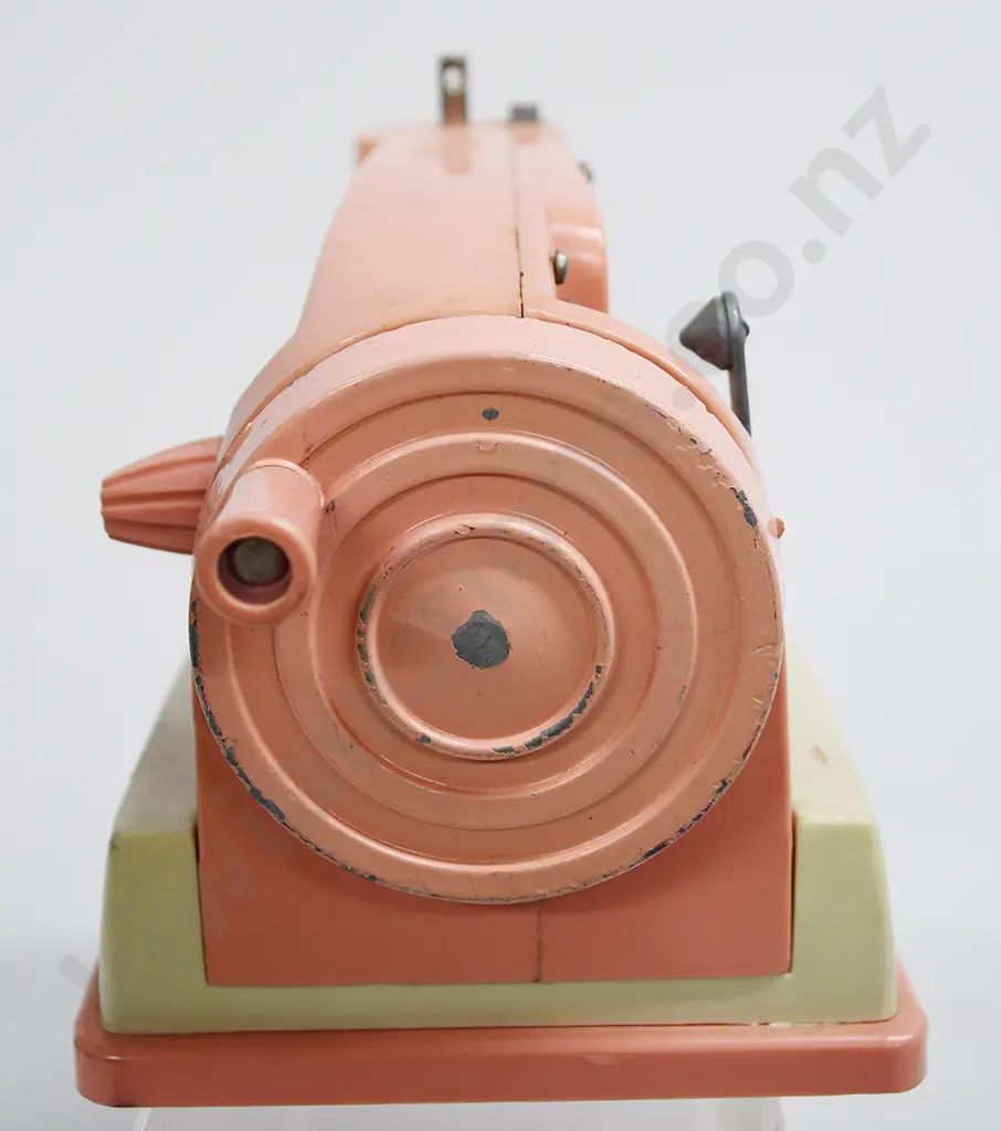 LINCOLN CHILDS TOY SEWING MACHINE Image 1++